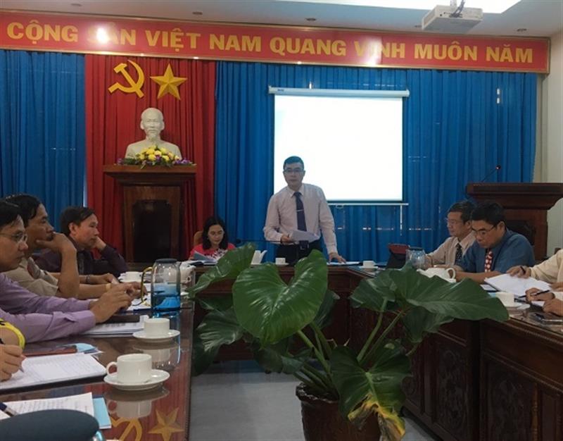 Ảnh (TC): Đồng chí Nguyễn Khắc Bình  - Phó Bí thư Thường trực Huyện ủy điều hành thảo luận tại hội nghị.