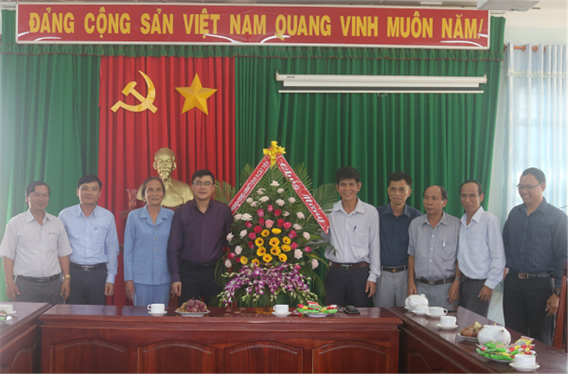  Ảnh: Lãnh đạo huyện Cát Tiên tặng hoa chúc mừng  tập thể Ban Đại diện Hội Người cao tuổi huyện