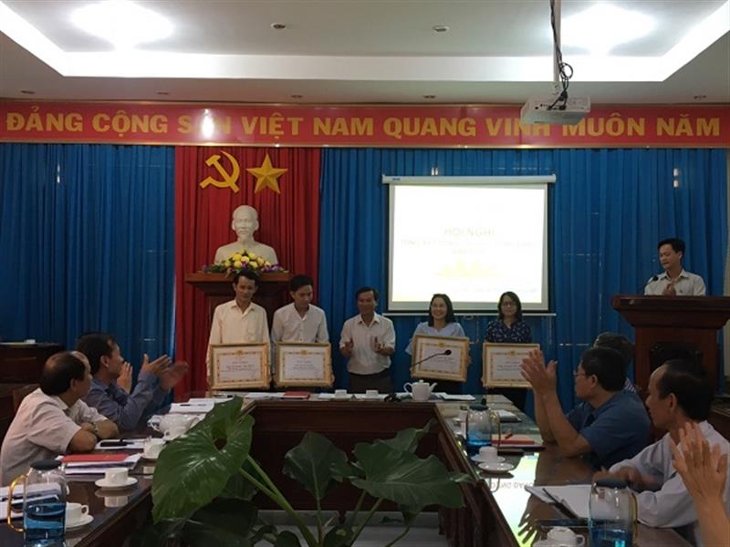 Ảnh: Đồng chí Dương Hùng Cường – Bí thư Chi bộ trao tặng giấy khen cho các đảng viên hoàn thành xuất sắc nhiệm vụ  năm 2019.