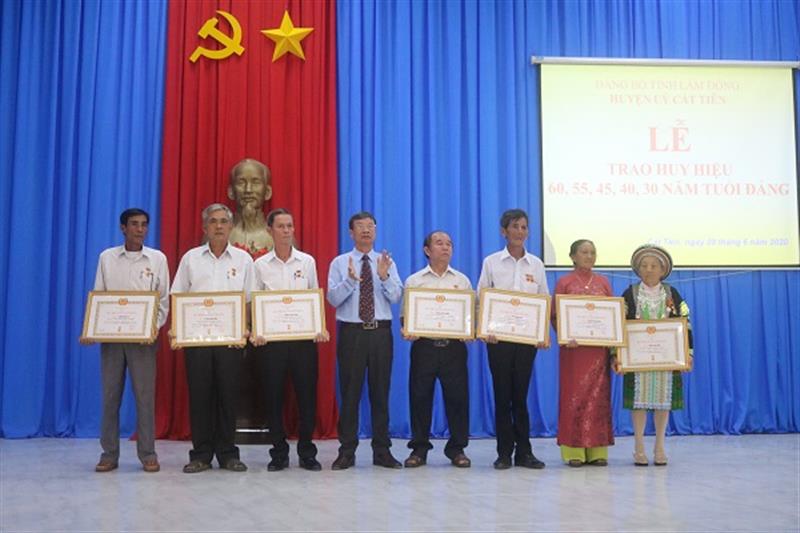 Đồng chí Ngô Xuân Hiển – Tỉnh ủy viên, Bí thư Huyện ủy, Chủ tịch HĐND huyện trao Huy hiệu và chúc mừng các đảng viên