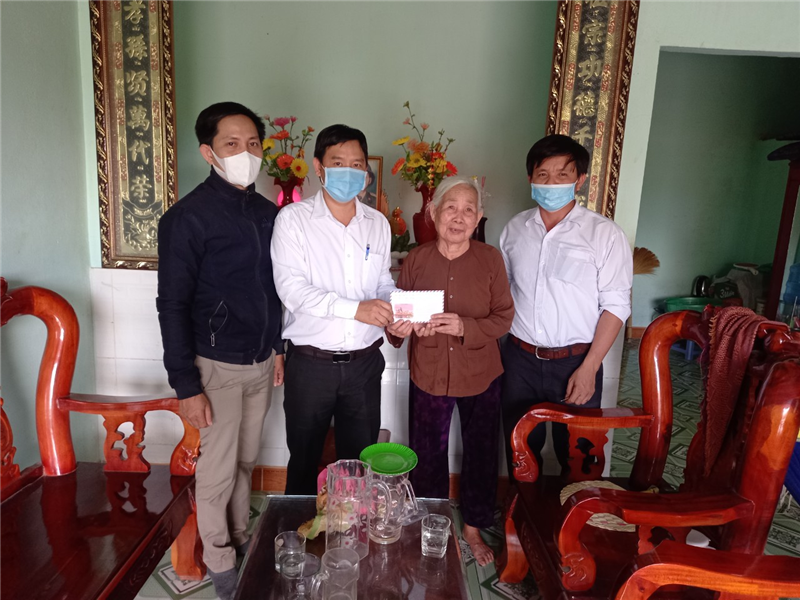 Ảnh: thăm hỏi, tặng quà gia đình thân nhân liệt sỹ Phạm Hữu Lãng tại tổ dân phố 4, thị trấn Cát Tiên
