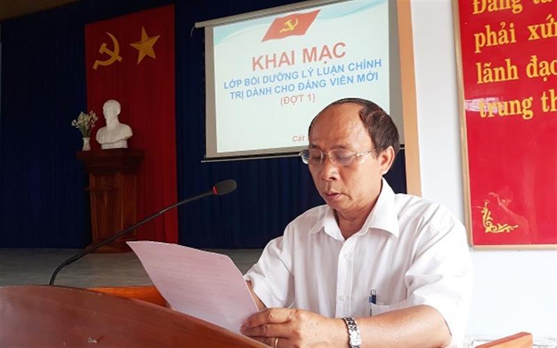 Trưởng Ban Tuyên giáo Huyện ủy, Giám đốc Trung tâm bồi dưỡng chính trị huyện Đỗ Văn Huynh phát biểu khai mạc.