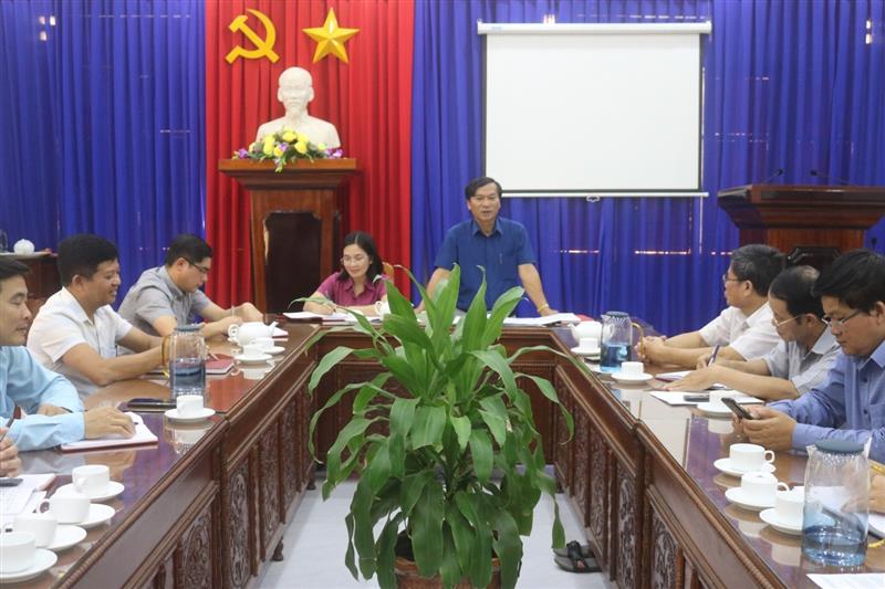 Hình ảnh: Đồng chí Dương Hùng Cường - Phó Bí thư, Thủ trưởng cơ quan Huyện ủy quán triệt nội dung hội nghị