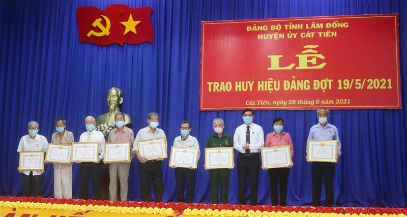 Đồng chí Nguyễn Khắc Bình – Tỉnh ủy viên, Bí thư Huyện ủy, Chủ tịch HĐND huyện trao huy hiệu Đảng trao huy hiệu Đảng đợt 19/5 cho các đảng viên