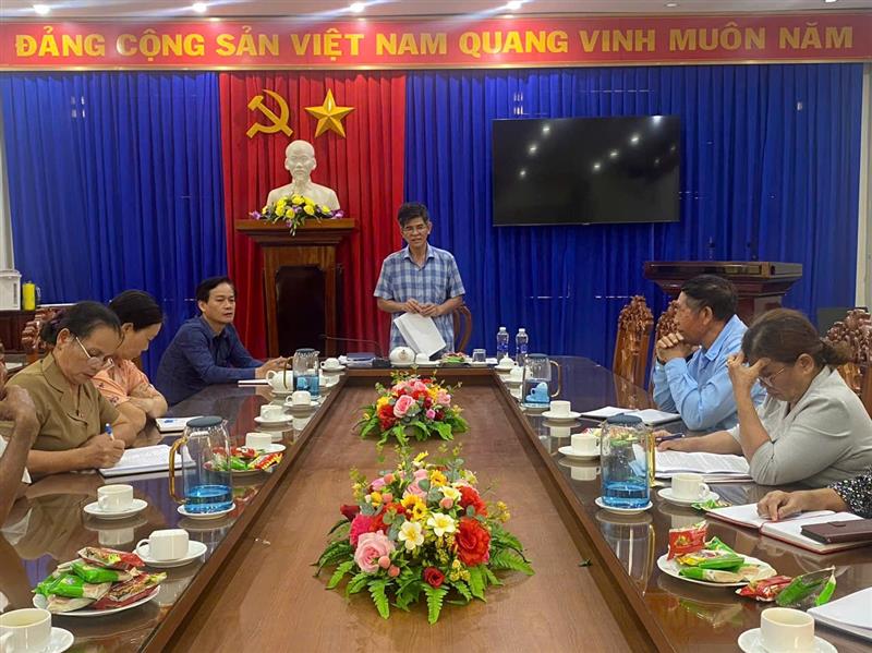 Đồng chí Nguyễn Văn Thanh – UVBTV, Trưởng Ban Dân vận Huyện ủy, Chủ tịch Ủy ban MTTQVN huyện, Bí thư Chi bộ cơ quan khối Đảng chủ trì buổi gặp mặt.