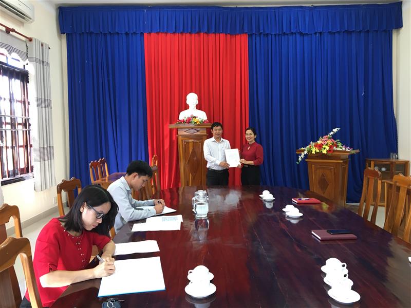 Đồng chí Nguyễn Thị Huyên trao quyết định, chúc mừng