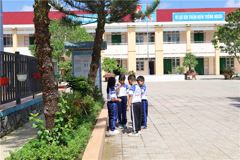 Các em học sinh được học và chơi trong khuôn viên trường lớp xanh – sạch – đẹp – an toàn