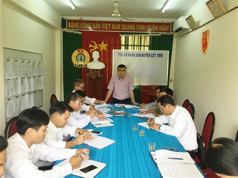 Ảnh: Đồng chí Nguyễn Khắc Bình - Phó Bí thư Thường trực Huyện ủy phát biểu tại buổi làm việc với Chi bộ Tòa án - Thi hành án