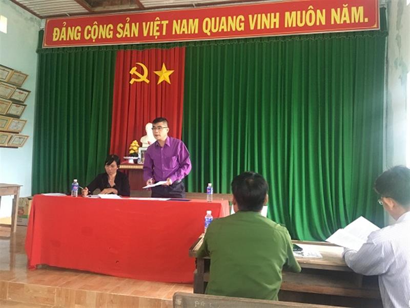 Ảnh: Đồng chí Nguyễn Khắc Bình - Phó Bí thư Thường trực Huyện ủy  phát biểu tại buổi làm việc với Chi bộ Liên Phương