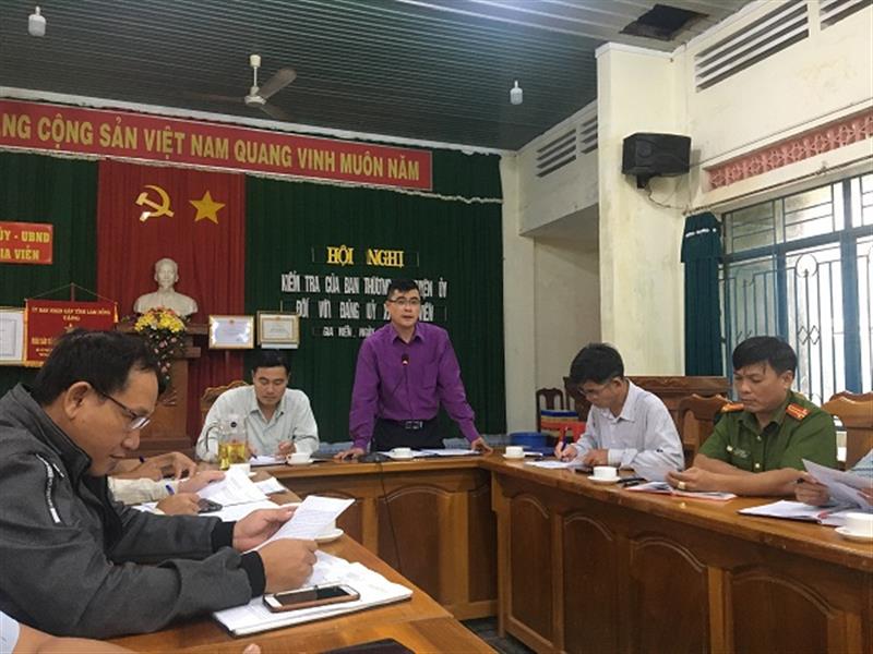 Ảnh: Đồng chí Nguyễn Khắc Bình - Phó Bí thư Thường trực Huyện ủy  phát biểu tại buổi làm việc với Đảng ủy xã Gia Viễn 