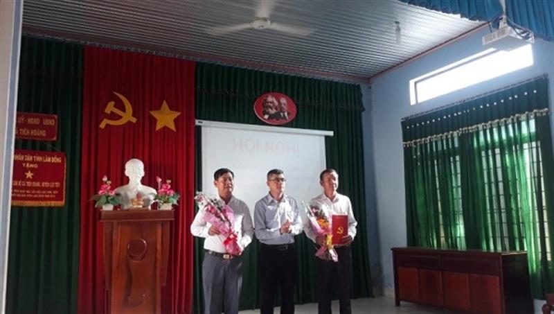 Ảnh: Đồng chí Nguyễn Khắc Bình – Phó Bí thư Thường trực Huyện ủy  trao quyết định cho đồng chí Bùi Phú Báu. 