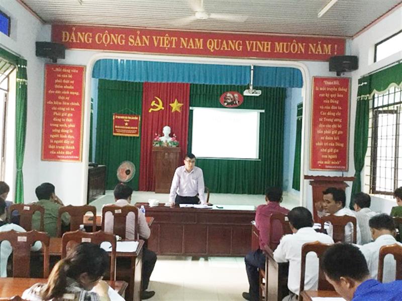 Ảnh: Đồng chí Nguyễn Khắc Bình - Phó Bí thư Thường trực Huyện ủy  phát biểu tại buổi làm việc với Đảng ủy xã Tiên Hoàng