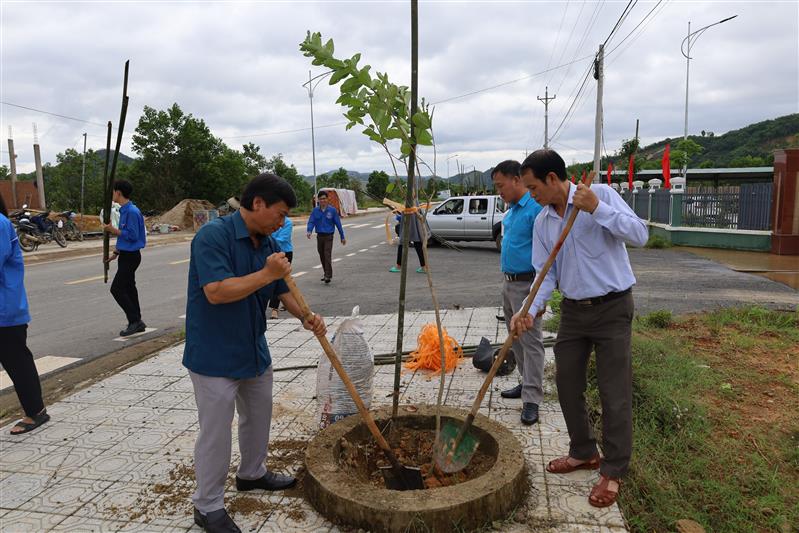 Hình ảnh trong buổi lễ phát động trồng cây