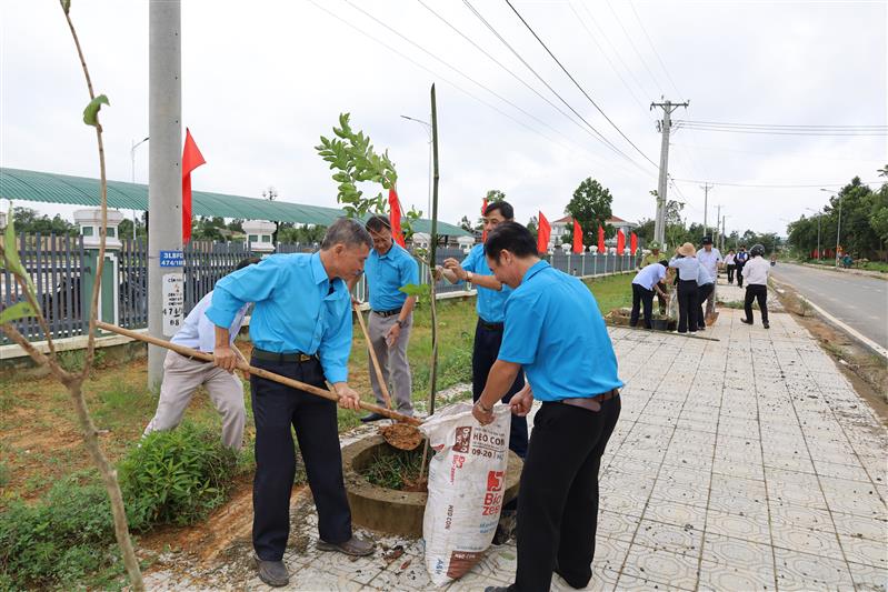 Hình ảnh trong buổi lễ phát động trồng cây