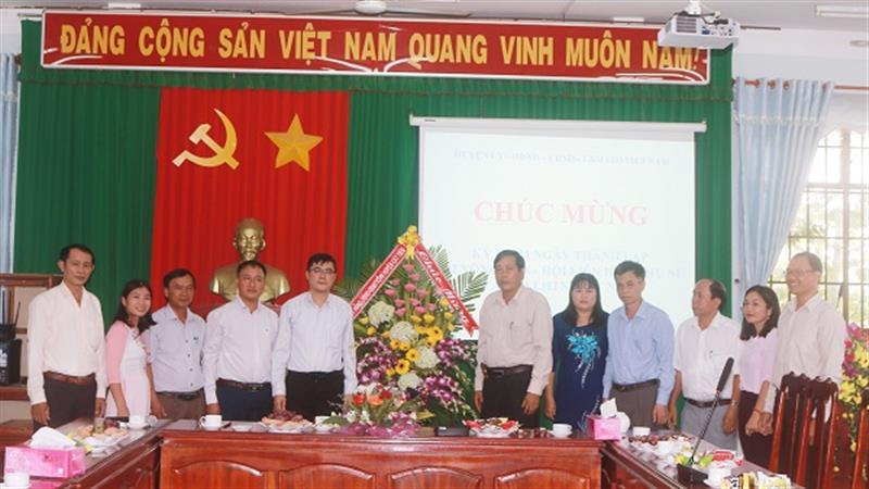 Ảnh: Lãnh đạo huyện Cát Tiên tặng hoa chúc mừng tập thể Thường trực Hội Nông dân,  Hội Liên hiệp Thanh niên Việt Nam và Hội Liên hiệp Phụ nữ huyện 