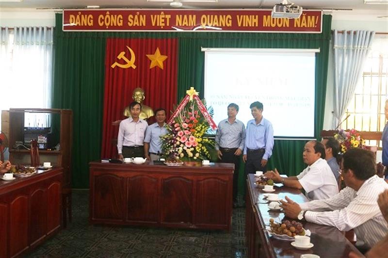 Đồng chí Ngô Xuân Hiển - Tỉnh ủy viên, Bí thư Huyện ủy, Chủ tịch Hội đồng nhân dân huyện tặng hoa chúc mừng tập thể lãnh đạo và cán bộ Ủy ban Mặt trận Tổ quốc Việt Nam huyện nhân kỷ niệm 89 năm Ngày thành lập Mặt trận Tổ quốc Việt Nam (Ảnh TC)