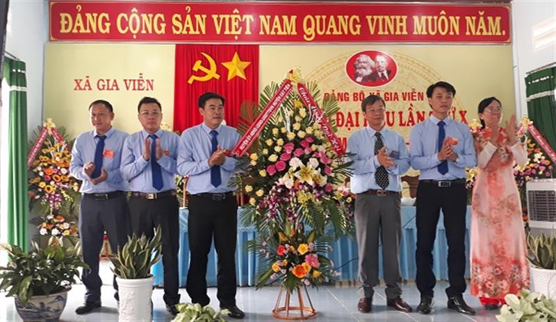 Đ/c Ngô Xuân Hiển – Tỉnh ủy viên, Bí thư Huyện ủy, Chủ tịch HĐND huyện  tặng hoa chúc mừng Đại hội Đại biểu Đảng bộ xã Gia Viễn