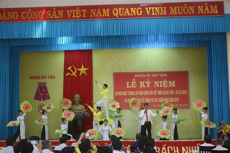 Ảnh: Văn nghệ chào mừng