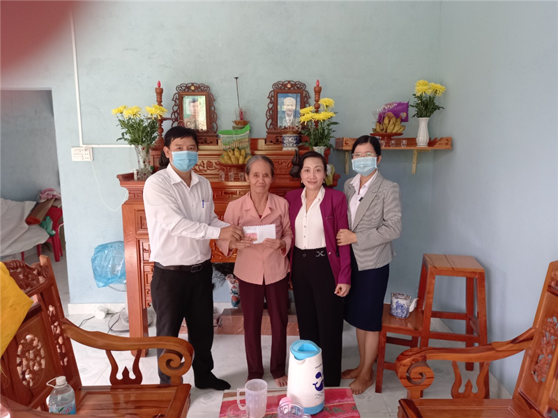 Ảnh: thăm hỏi, tặng quà thân nhân gia đình liệt sỹ Nguyễn Xuân Toàn tại thôn Trấn Phú, xã Gia Viễn