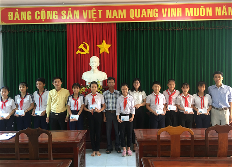 Ảnh: Đại diện Ban Chấp hành Công đoàn trao quà cho các em học sinh