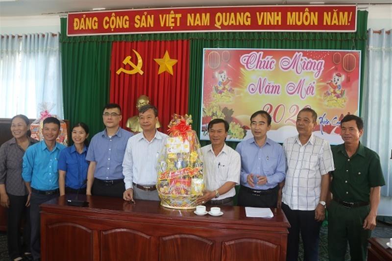 Ảnh: Thường trực Huyện ủy thăm, chúc Tết lãnh đạo Ủy ban Mặt trận Tổ quốc Việt Nam và các đoàn thể huyện.
