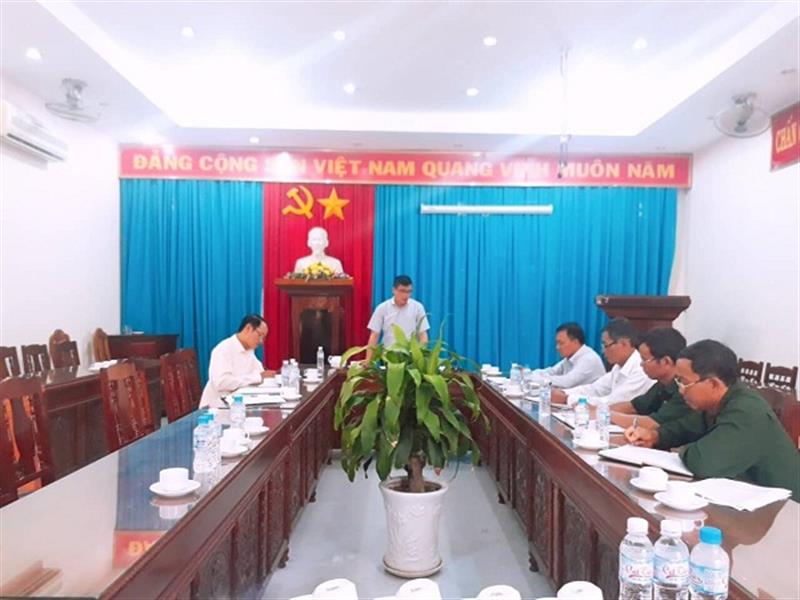 Ảnh: Đồng chí Nguyễn Khắc Bình - Phó Bí thư Thường trực Huyện ủy phát biểu tại buổi làm việc với Thường trực Hội Cựu chiến binh huyện