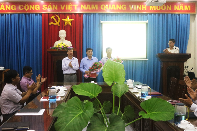Đồng chí Ngô Xuân Hiển - Tỉnh ủy viên, Bí thư Huyện ủy, Chủ tịch Hội đồng  nhân dân huyện trao Quyết định của Ban Thường vụ Huyện ủy về công tác cán bộ