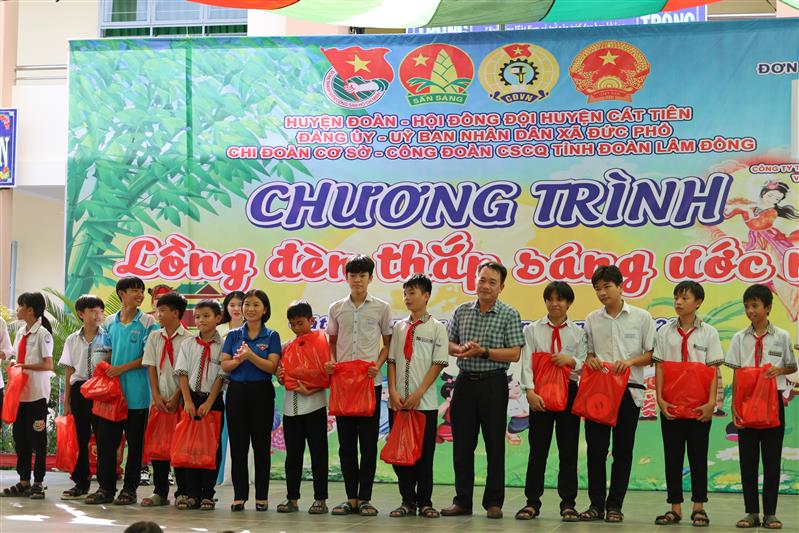 Các đồng chí lãnh đạo tặng quà cho các em thiếu nhi xã Đức Phổ