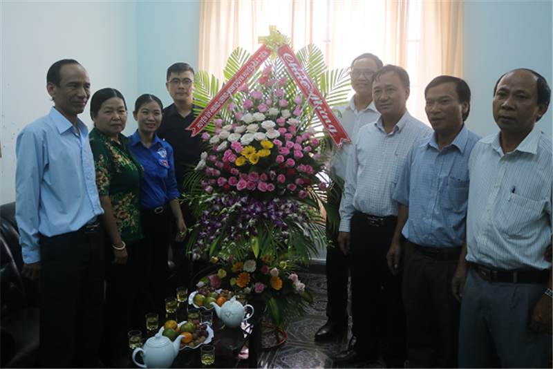Đồng chí Phó Bí thư Thường trực Huyện ủy tặng hoa chúc mừng tập thể lãnh đạo và cán bộ Huyện đoàn nhân kỷ niệm 89 năm ngày thành lập Đoàn Thanh niên Cộng sản Hồ Chí Minh (26/3/1931-26/3/2020)