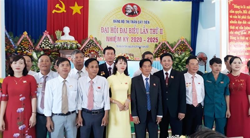  Ban chấp hành và Đoàn đại biểu đi dự đại hội cấp trên của Đảng bộ thị trấn Cát Tiên ra mắt Đại hội.