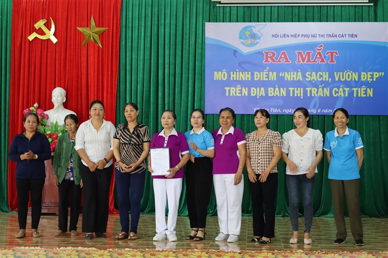 Ra mắt các thành viên tham gia thực hiện mô hình