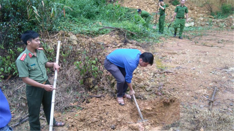 Đoàn viên, thanh niên dọn vệ sinh và đào hố trồng cây quanh khu Di tích