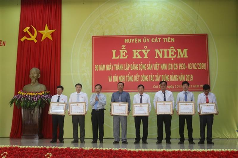 Ảnh: Đ/c Bùi Văn Hùng – Phó bí thư Huyện ủy, Chủ tịch UBND huyện trao giấy khen cho các cá nhân có thành tích xuất sắc năm 2019