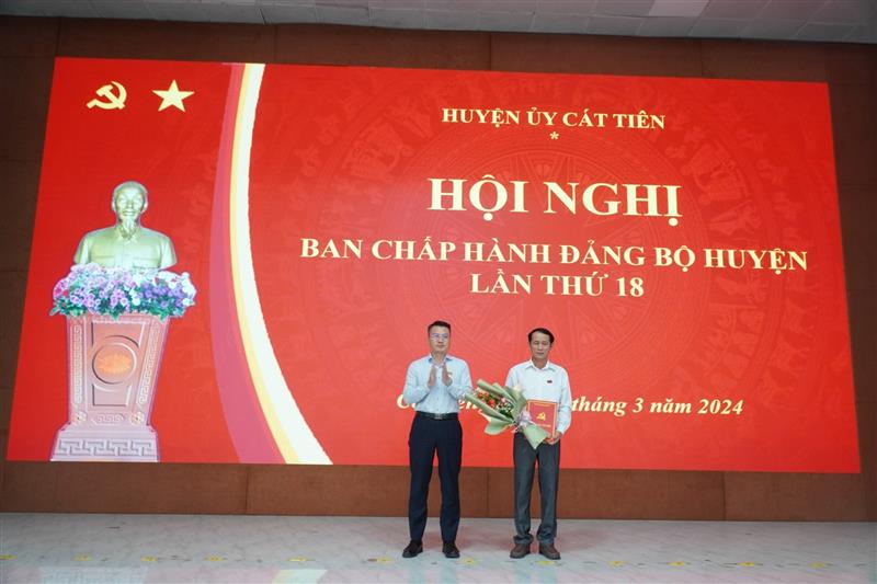 Đồng chí Nguyễn Tiến Dũng - Bí thư Huyện ủy Cát Tiên trao Quyết định chuẩn y của Ban Thường vụ Tỉnh ủy cho đồng chí Nguyễn Thái Hồng - Trưởng Ban Tổ chức Huyện ủy tham gia Ban Thường vụ Huyện ủy Cát Tiên