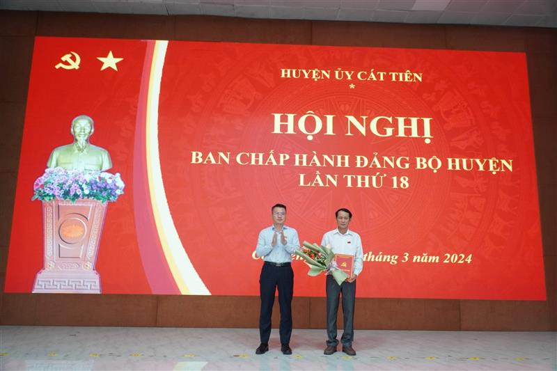 Đồng chí Nguyễn Tiến Dũng - Bí thư Huyện ủy Cát Tiên trao Quyết định chuẩn y của Ban Thường vụ Tỉnh ủy cho đồng chí Nguyễn Thái Hồng - Trưởng Ban Tổ chức Huyện ủy tham gia Ban Thường vụ Huyện ủy Cát Tiên