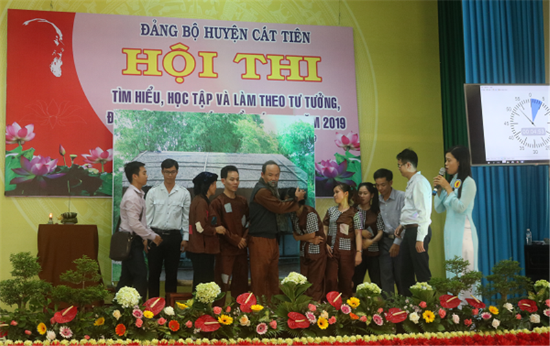 Phần thi kể chuyện qua câu chuyện Bác Hồ đến thăm người nghèo
