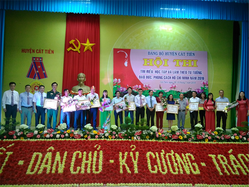 Ban Tổ chức trao giải thưởng cho các đội thi đạt kết quả cao tại Hội thi