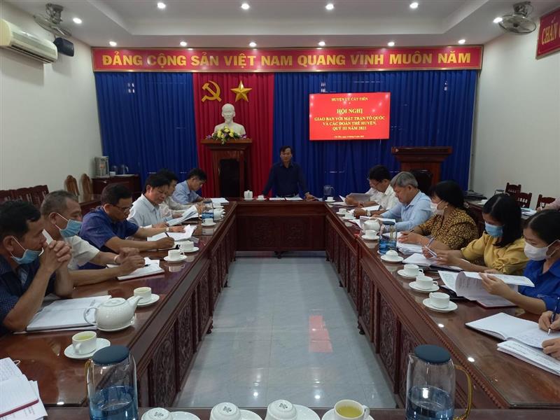 Đồng chí Dương Hùng Cường – Phó Bí thư Thường trực Huyện ủy  phát biểu tại hội nghị
