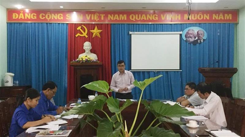 Ảnh: Đồng chí Nguyễn Khắc Bình - Phó Bí thư Thường trực Huyện ủy phát biểu tại buổi làm việc với Thường trực Hội LHTN Việt Nam huyện