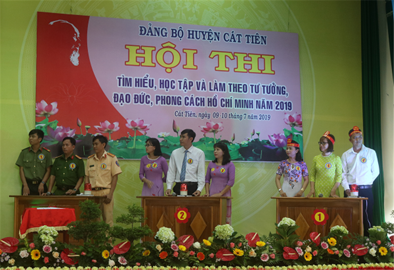 Các đội tham dự thi phần hiểu biết