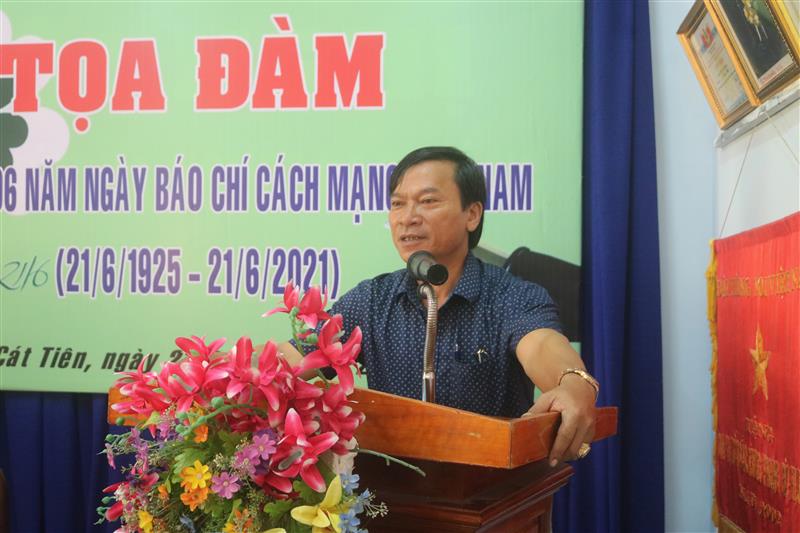 Đồng chí Dương Hùng Cường - Phó Bí thư Thường trực Huyện ủy tặng hoa và phát biểu chúc mừng