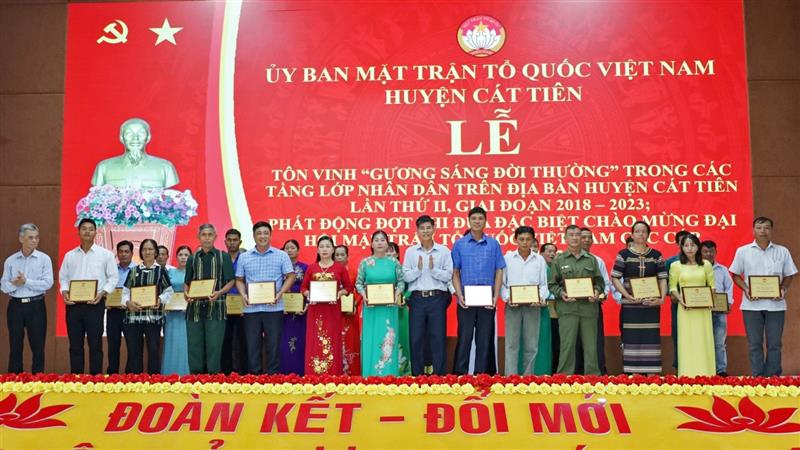Chị Đỗ Thị Hạt (đứng thứ 6 từ trái sang) được biểu dương, khen thưởng “Gương sáng đời thường” giai đoạn 2018-2023 do Ủy ban MTTQ huyện Cát Tiên tổ chức.