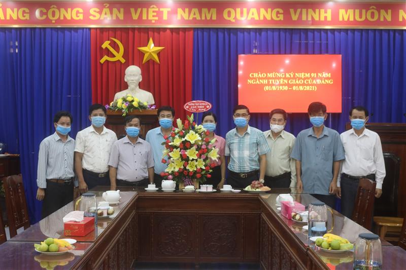 Ảnh: Thường trực Huyện ủy và đại diện lãnh đạo các cơ quan tham mưu, giúp việc Huyện ủy tặng lẵng hoa, chúc mừng 91 năm ngày truyền thống ngành Tuyên giáo của Đảng (01/8/1930-01/8/2021)