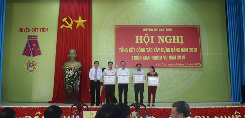 Đồng chí Nguyễn Khắc Bình - Phó Bí thư Thường trực Huyện uỷ trao Giấy khen cho tổ chức Đảng hoàn thành xuất sắc nhiệm vụ tiêu biểu năm 2018