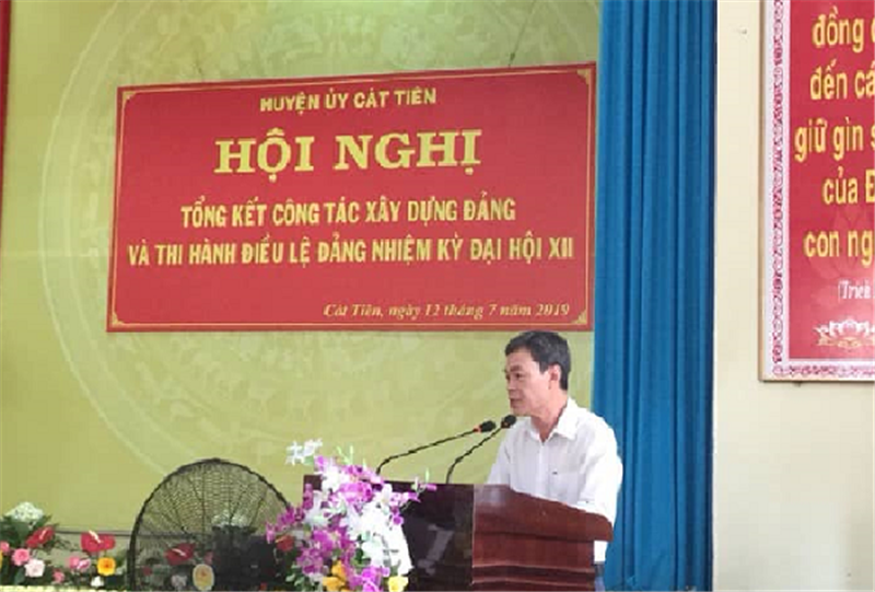 Ảnh: Đồng chí Trần Duy Hùng - Ủy viên Ban Thường vụ, Trưởng Ban Tổ chức Tỉnh ủy  phát biểu chỉ đạo tại Hội nghị