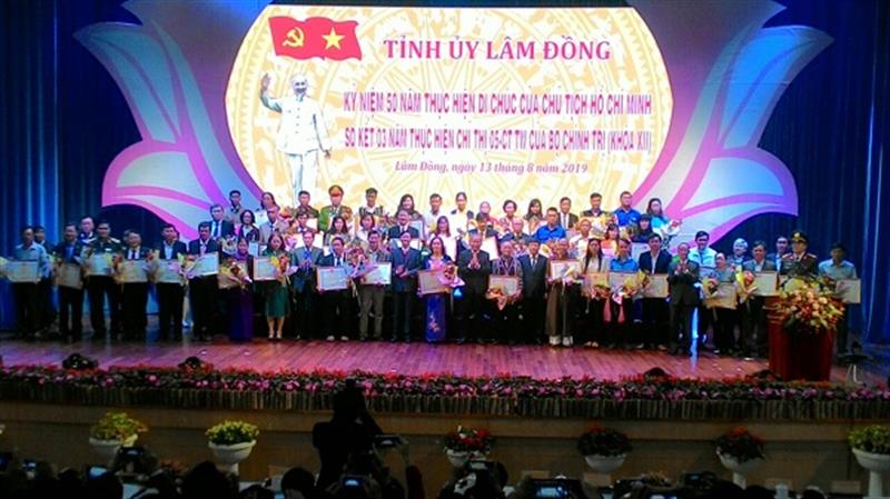 Ảnh Đồng chí Lê Văn Chánh – Đại diện Chi Hội Bảo trợ BNN-NTT-TMC trung tâm y tế huyện Cát Tiên (vị trí thứ 10 hàng thứ 1 tính từ bên trái)  nhận bằng khen của chủ tịch UBND tỉnh tại Hội nghị sơ kết 03 năm thực hiện Chỉ thị số 05-CT/TW, ngày 15/5/2016 của Bộ Chính trị khóa XII về đẩy mạnh học tập và làm theo tư tưởng, đạo đức, phong cách Hồ Chí Minh