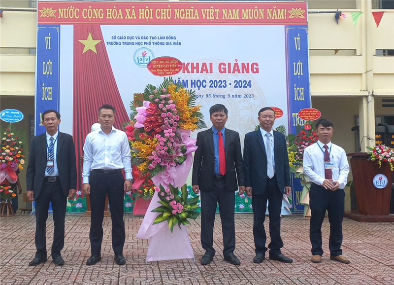 Đồng chí Nguyễn Tiến Dũng - TUV, Bí thư Huyện ủy tặng lẵng hoa chúc mừng thầy và trò Trường THPT Gia Viễn