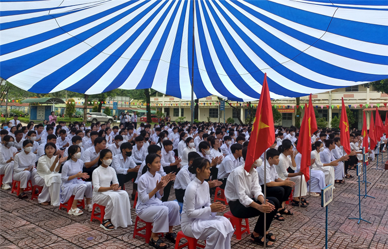 Các em học sinh Trường THPT Gia Viễn tham dự lễ khai giảng