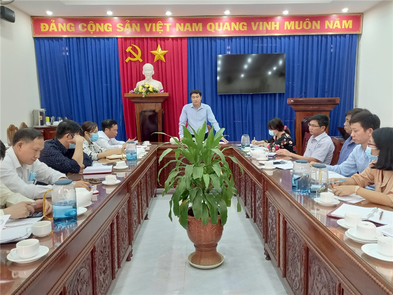 Ảnh: Đồng chí Nguyễn Văn Thức - UVBTV, Trưởng Ban Tuyên giáo Huyện ủy, Giám đốc Trung tâm chính trị huyện phát biểu tại hội nghị