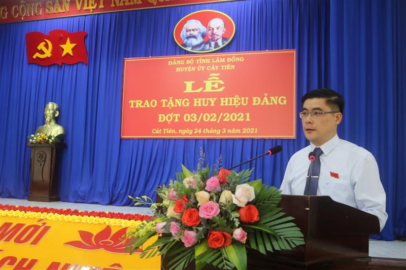 Ảnh: đồng chí Nguyễn Khắc Bình - Tỉnh ủy viên, Bí thư Huyện ủy phát biểu chúc mừng  các đồng chí được nhận huy hiệu Đảng đợt 3/2/2021